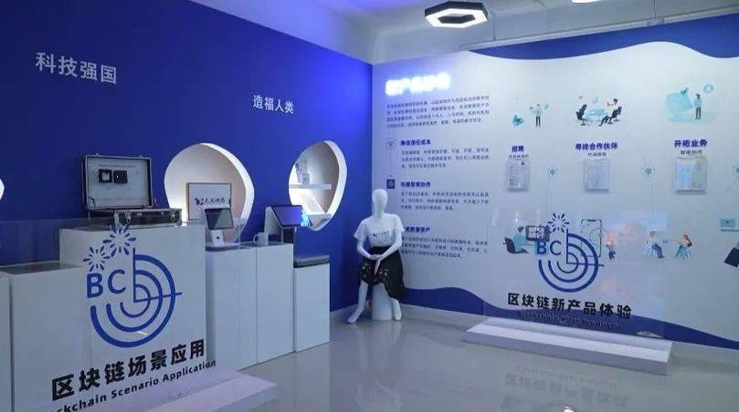 一踏入區塊鏈應用創新實驗室就聽到了風扇的"嗡嗡"聲.